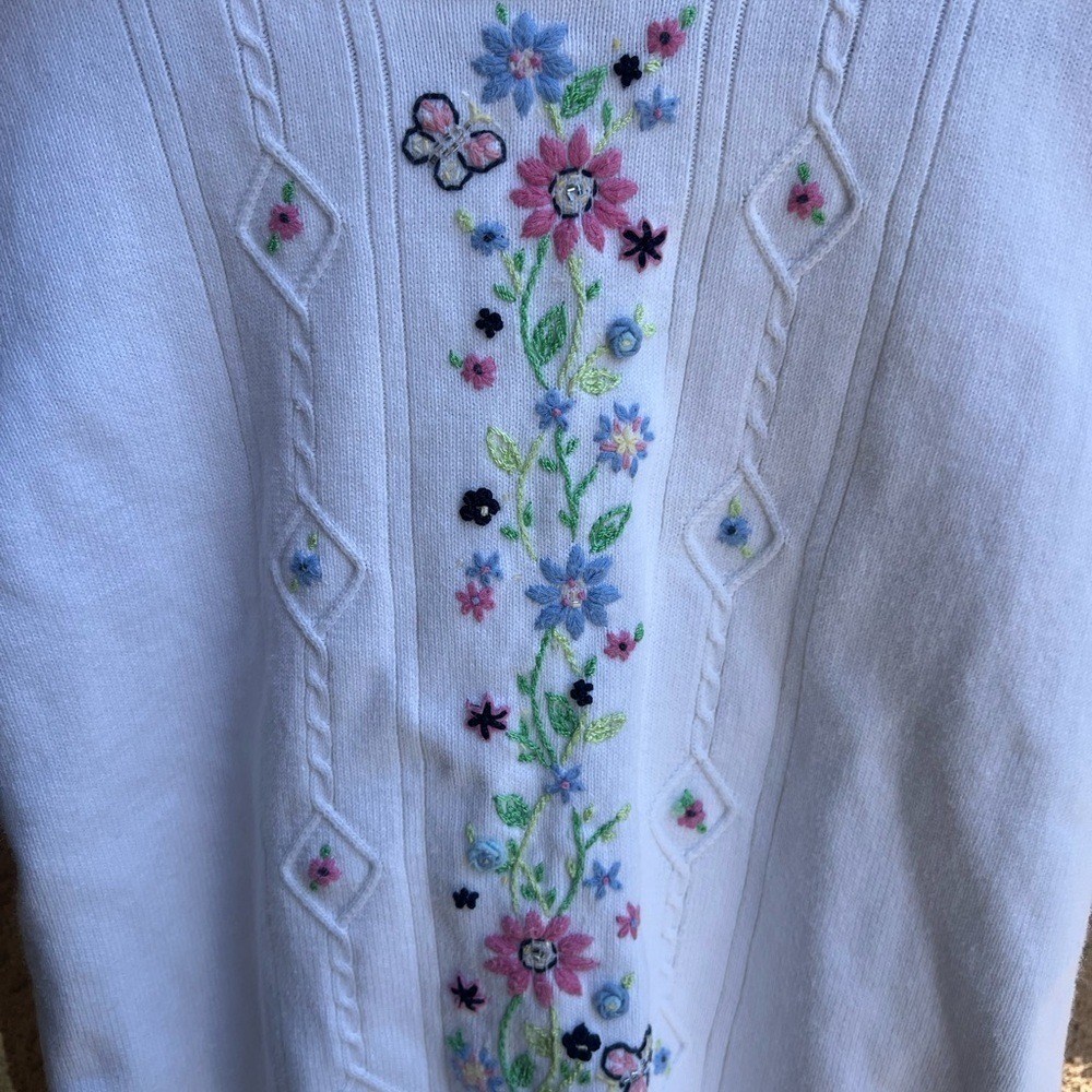 Alfred Dunner Petite White Floral Embroidered Short Sleeve Sweater PM - Picture 4 of 5